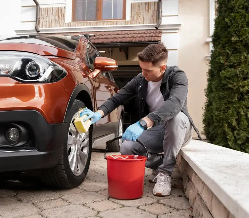 Lavage auto à domicile Dinsheim-sur-Bruche : professionnel intervenant sur un véhicule